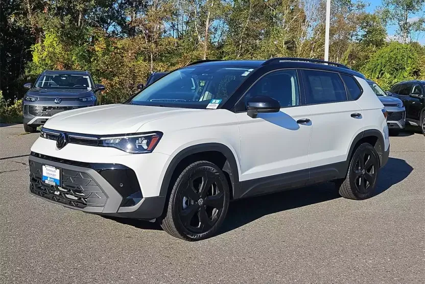 2025 Volkswagen Taos SE photo 1