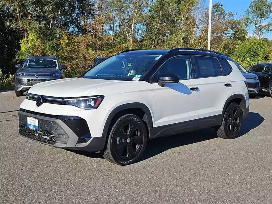 2025 Volkswagen Taos SE photo 1