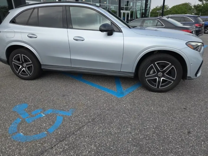 2024 Mercedes Benz GLC 300 photo 2