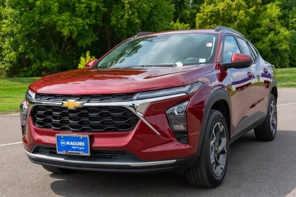 2024 Chevrolet Trax LT photo 1