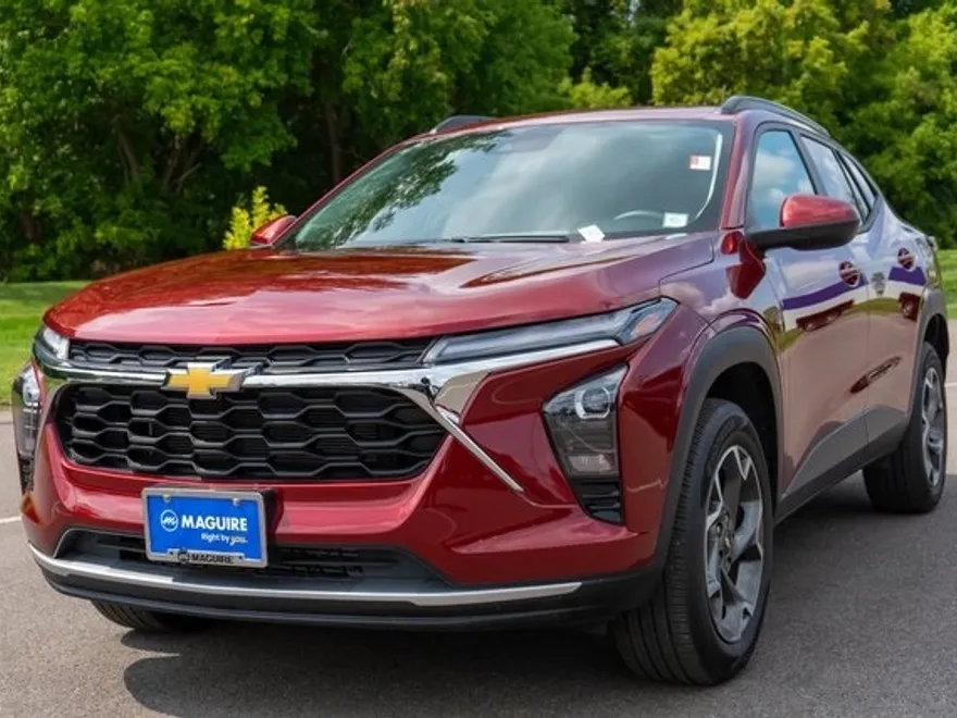 2024 Chevrolet Trax LT photo 1