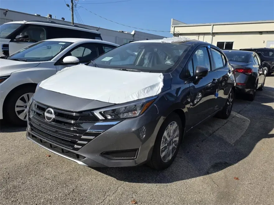 2025 Nissan Versa 1.6 SV photo 1