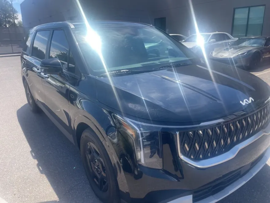 2025 Kia Carnival LXS photo 1