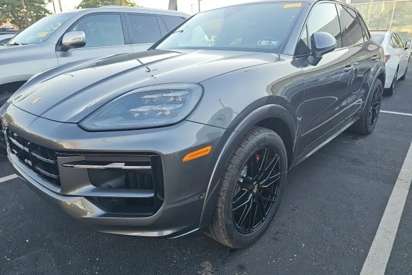 2024 Porsche Cayenne S photo 1