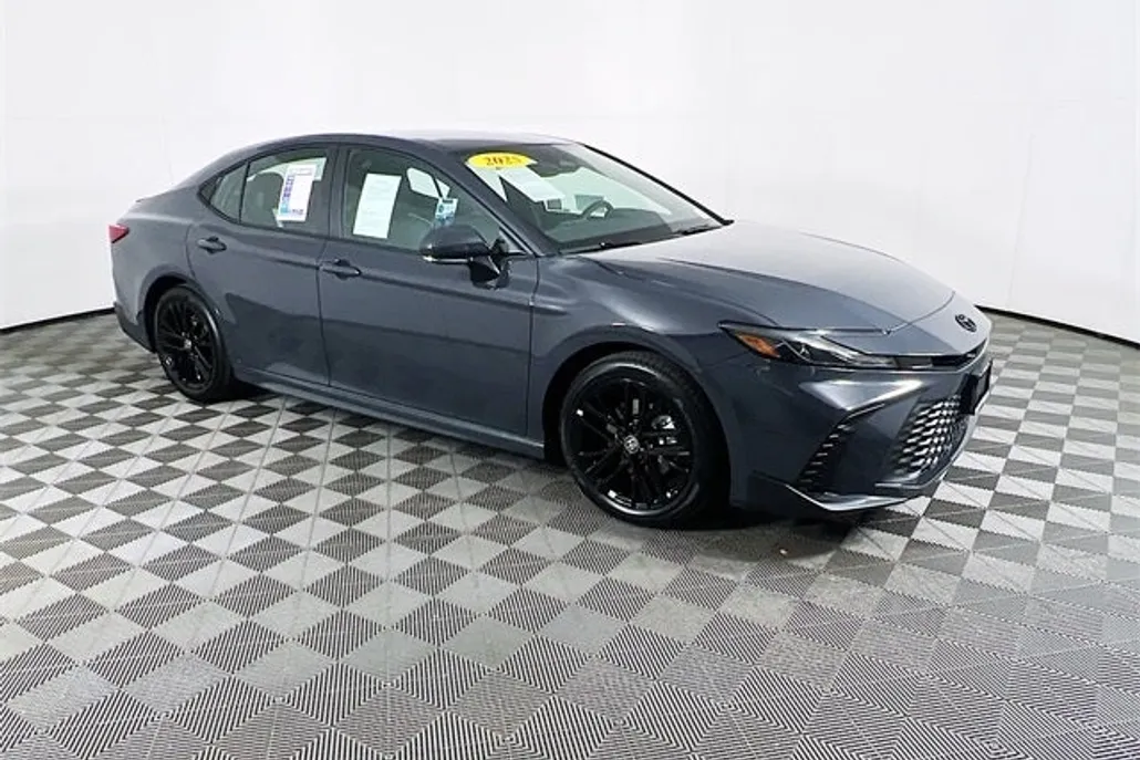 2025 Toyota Camry SE photo 1