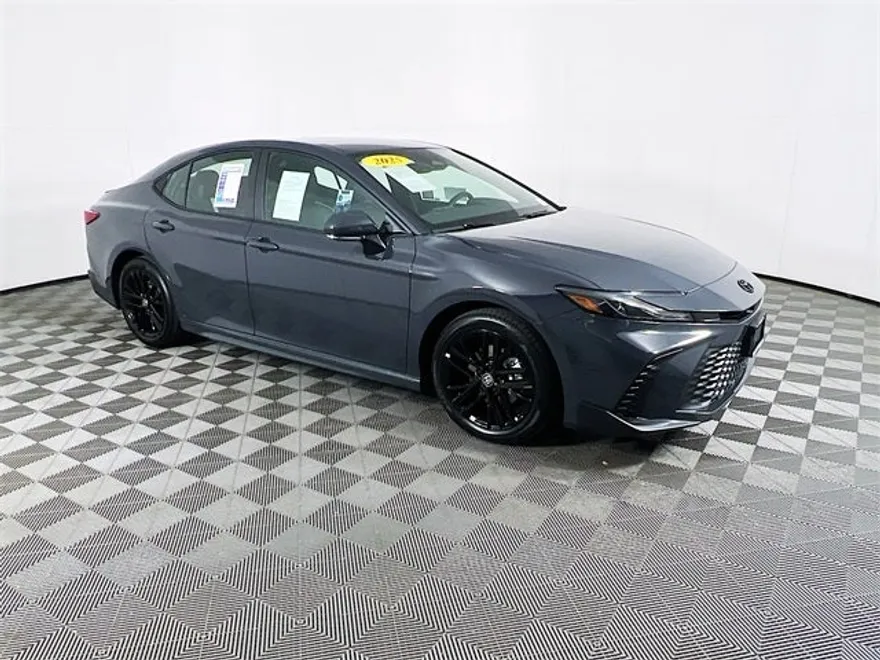 2025 Toyota Camry SE photo 1
