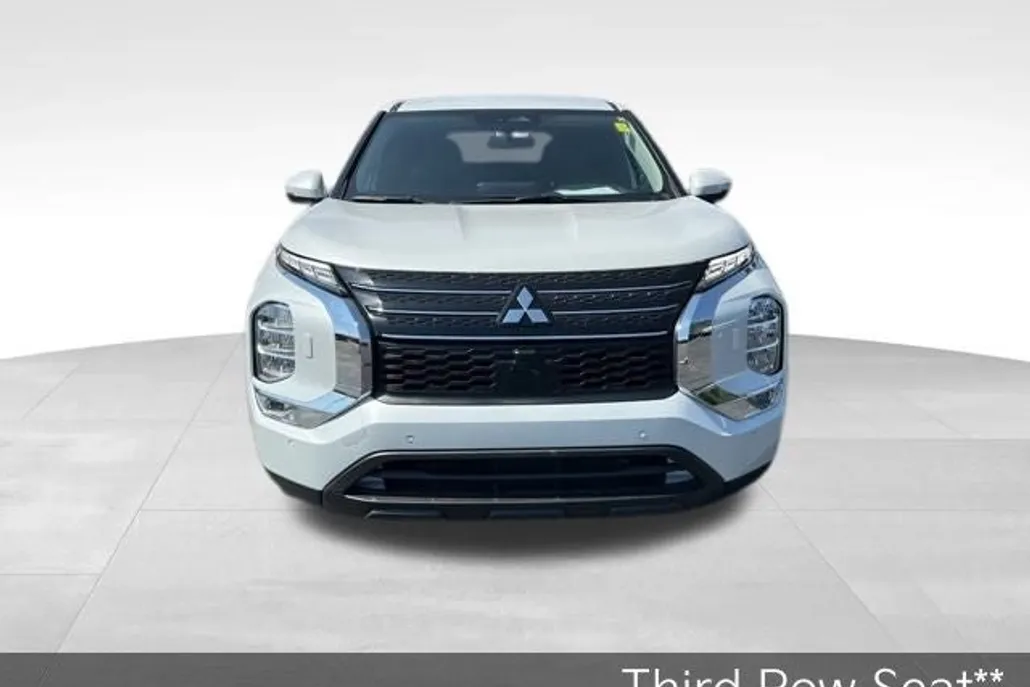 2024 Mitsubishi Outlander SE photo 1