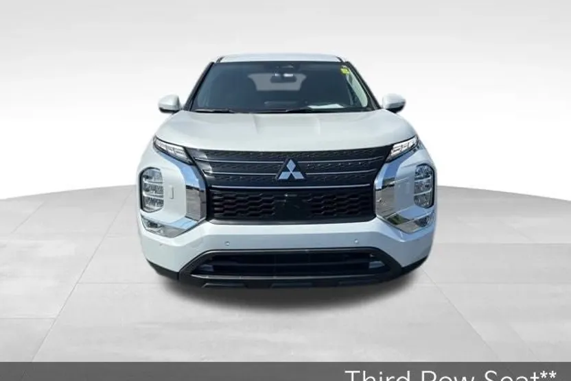 2024 Mitsubishi Outlander SE photo 1