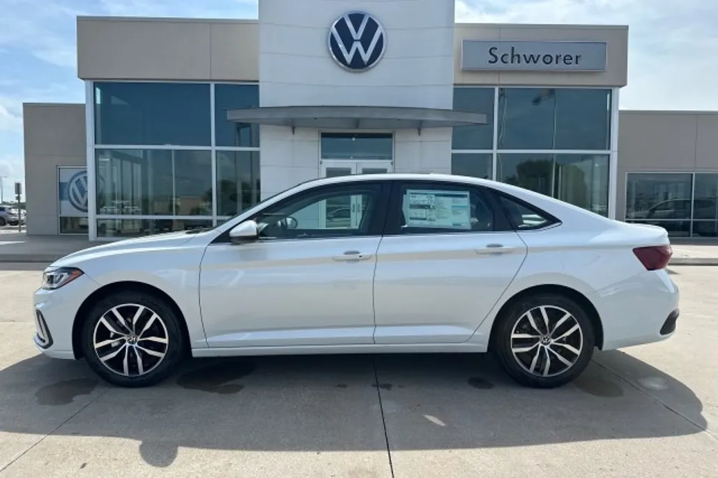 2025 Volkswagen Jetta SE photo 1