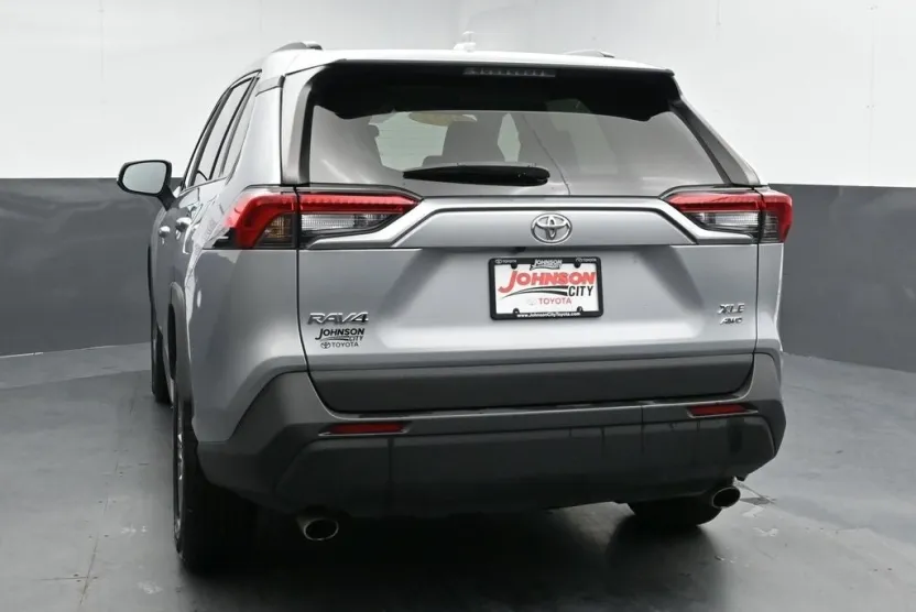 2022 Toyota RAV4 XLE photo 1