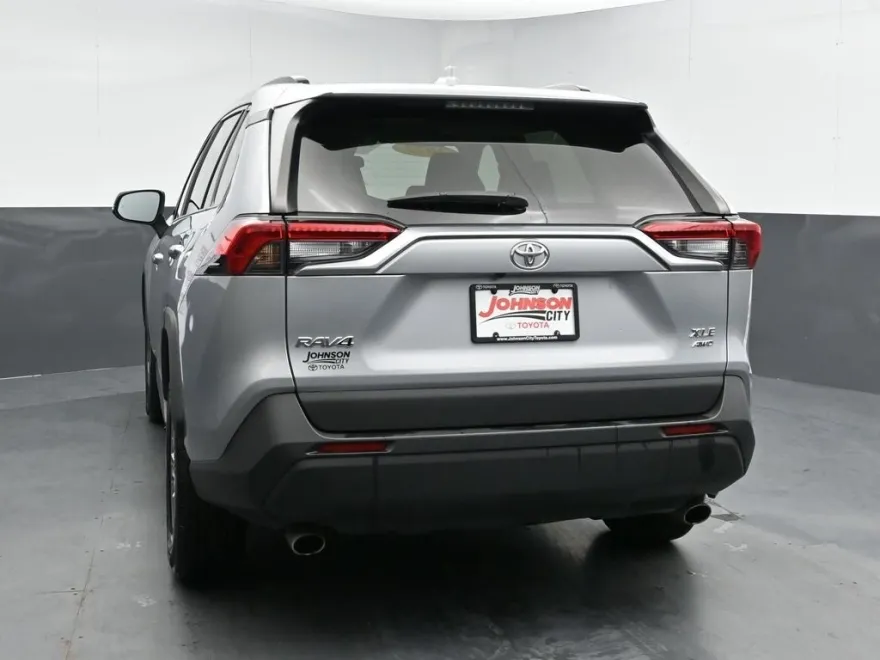 2022 Toyota RAV4 XLE photo 1