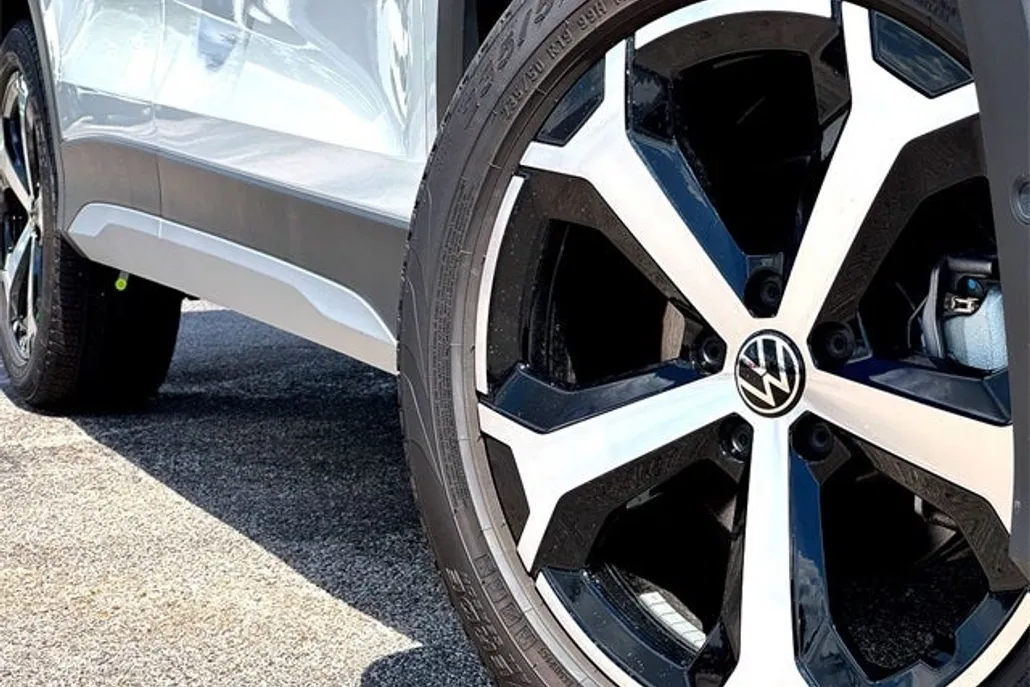 2025 Volkswagen Tiguan SE photo 1