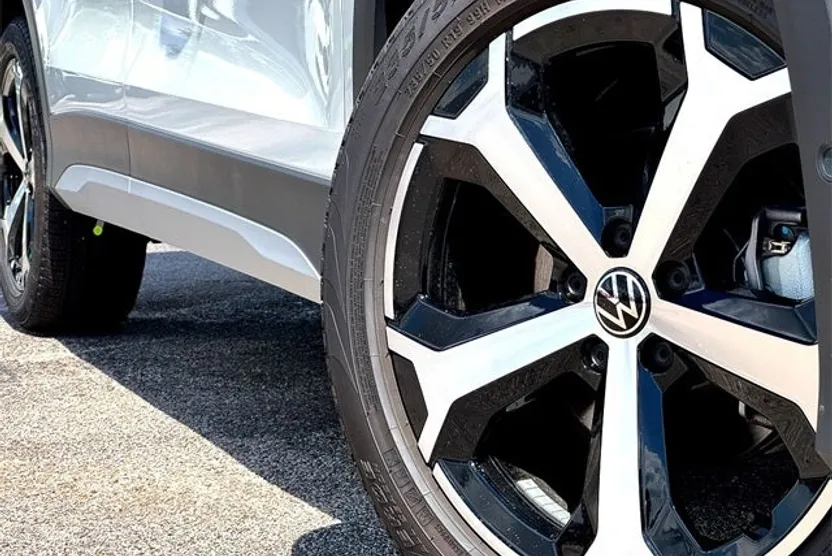 2025 Volkswagen Tiguan SE photo 1