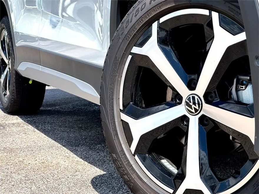 2025 Volkswagen Tiguan SE photo 1
