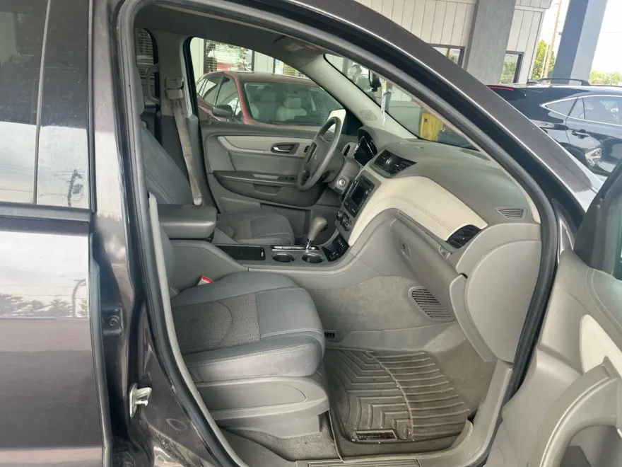 2015 Chevrolet Traverse LS photo 1