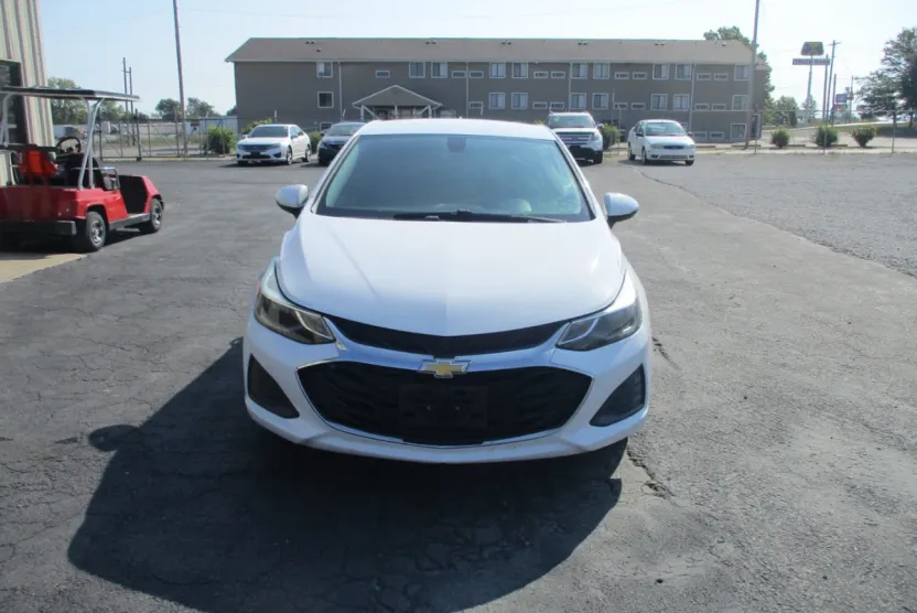 2019 Chevrolet Cruze LT photo 1