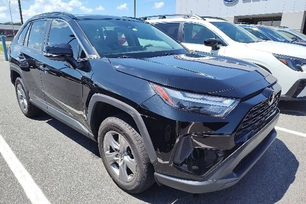 2022 Toyota RAV4 XLE photo 1