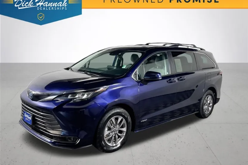 2021 Toyota Sienna LE photo 1