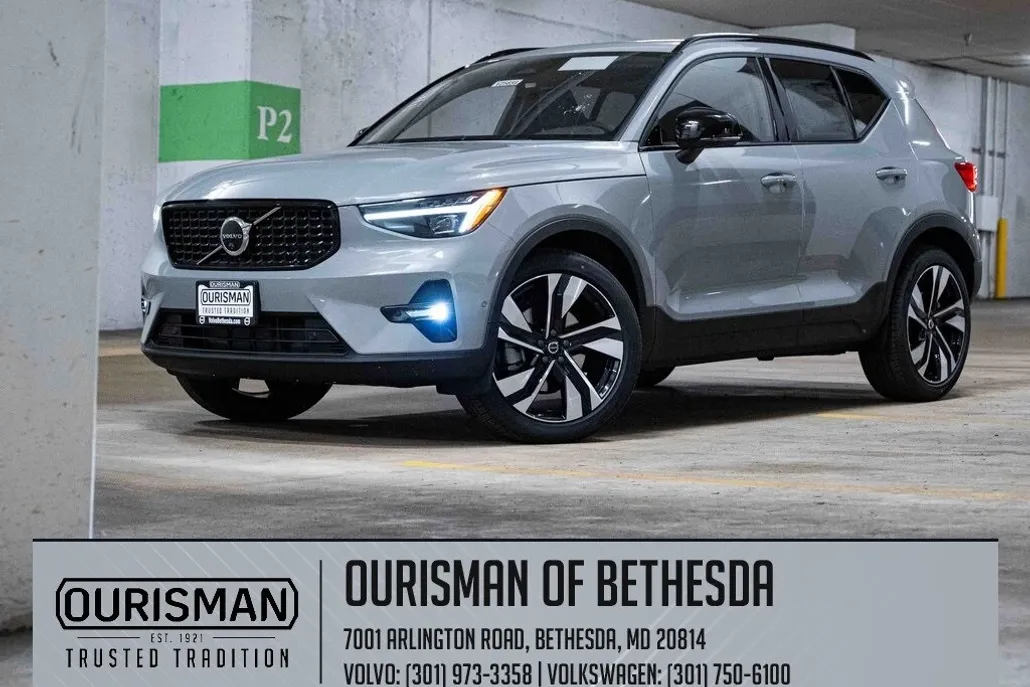 2025 Volvo XC40 photo 1