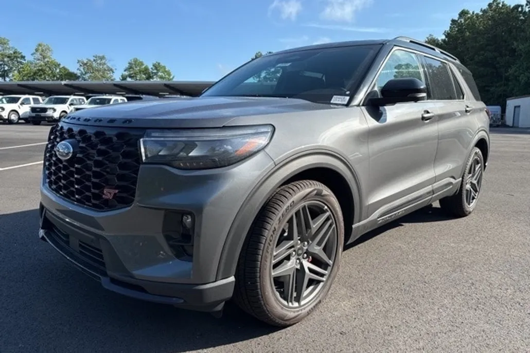 2025 Ford Explorer ST Sport photo 1