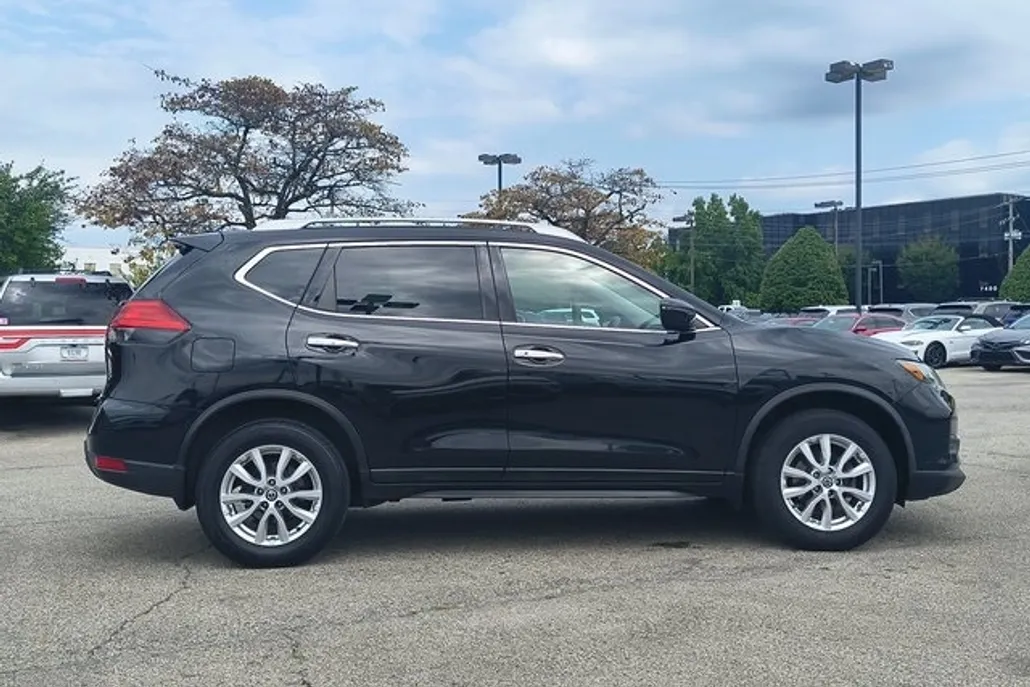 2017 Nissan Rogue SV photo 1