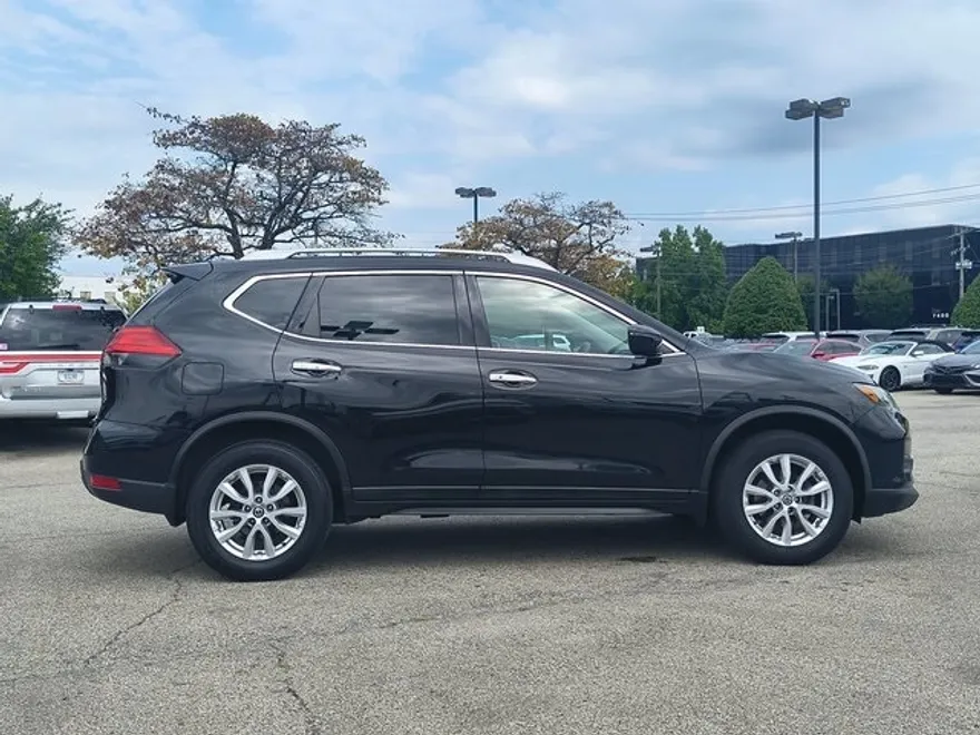 2017 Nissan Rogue SV photo 1
