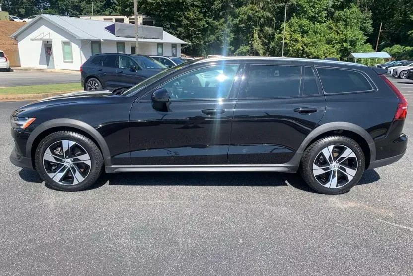 2024 Volvo V60 Cross Country B5 Plus photo 1