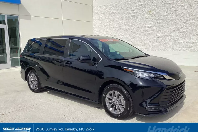 2021 Toyota Sienna LE photo 1