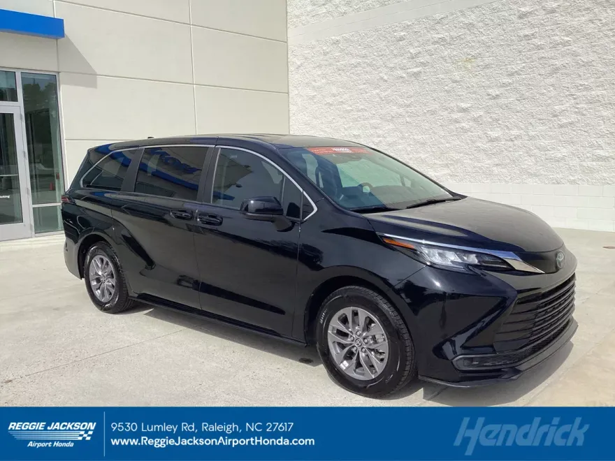 2021 Toyota Sienna LE photo 1
