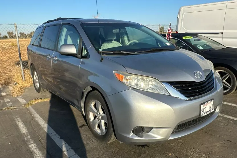 2012 Toyota Sienna LE photo 1