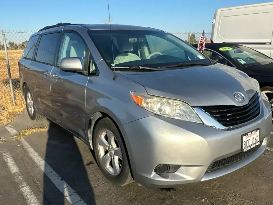 2012 Toyota Sienna LE photo 1