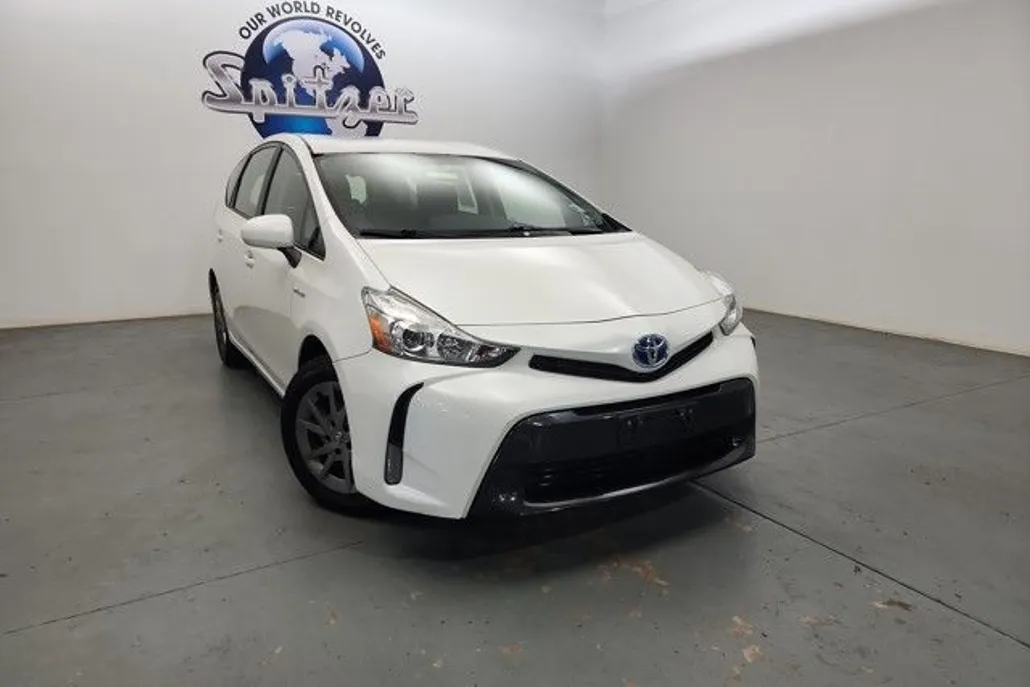 2017 Toyota Prius V photo 1