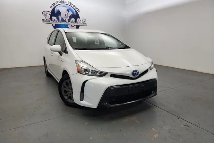 2017 Toyota Prius V photo 1