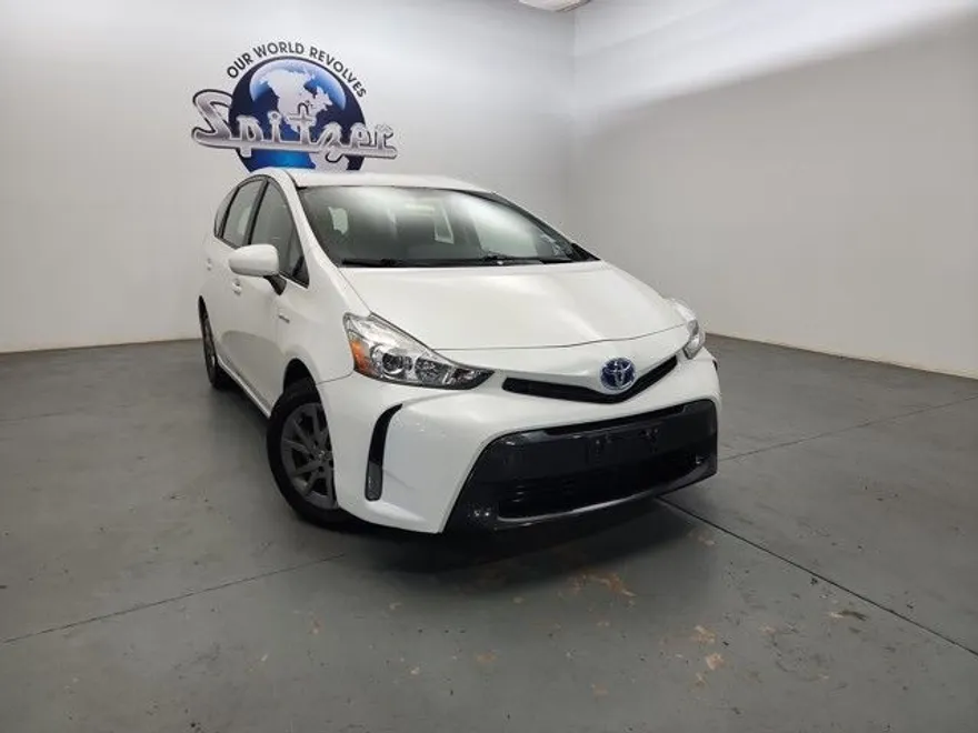 2017 Toyota Prius V photo 1