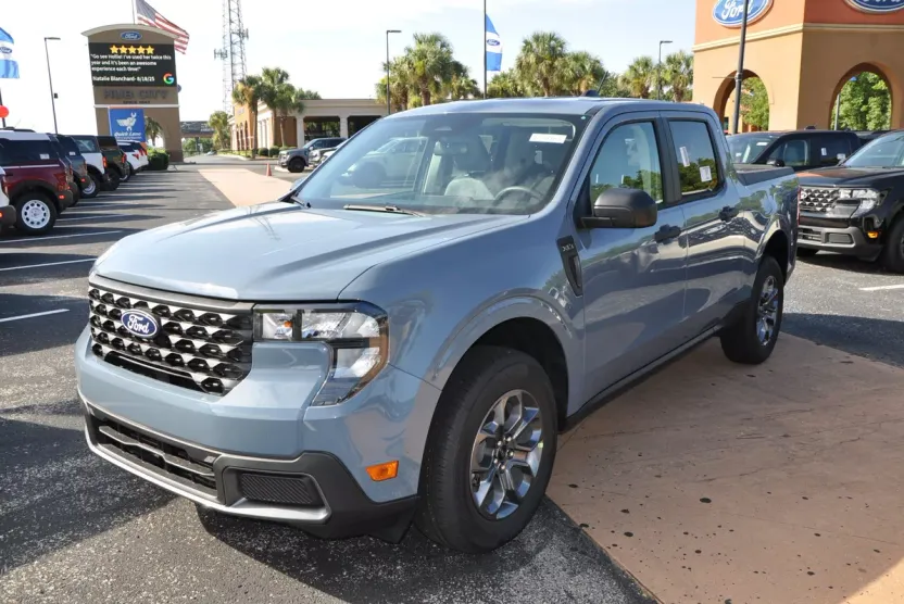 2025 Ford Maverick XLT photo 1