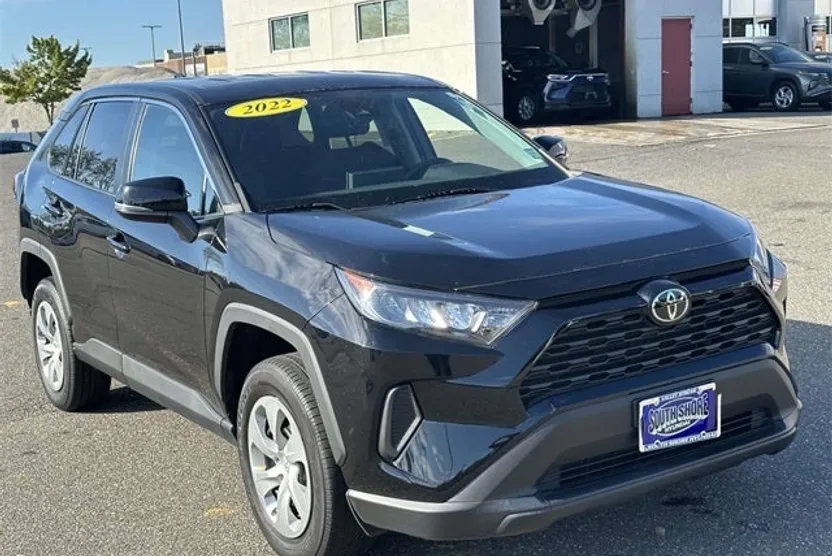 2022 Toyota RAV4 LE photo 1