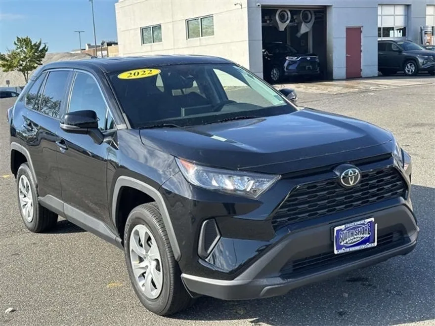 2022 Toyota RAV4 LE photo 1