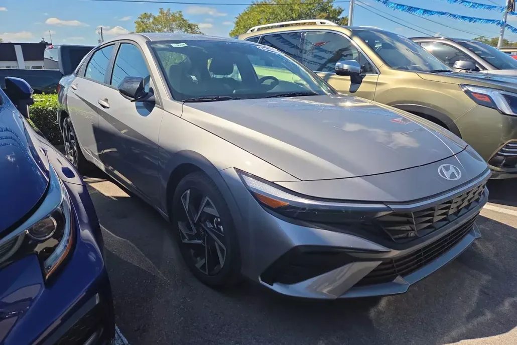 2025 Hyundai Elantra SEL Sport photo 1