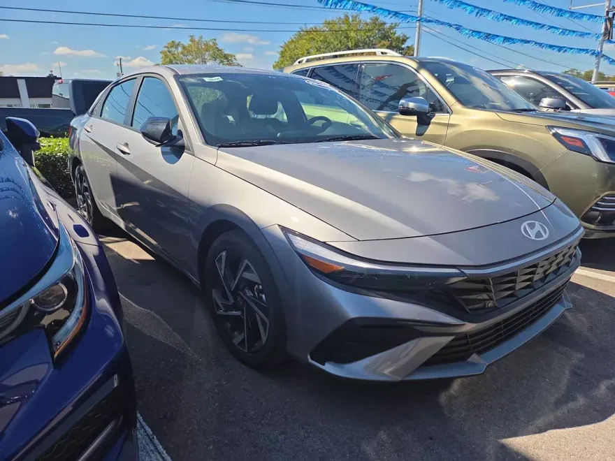 2025 Hyundai Elantra SEL Sport photo 1