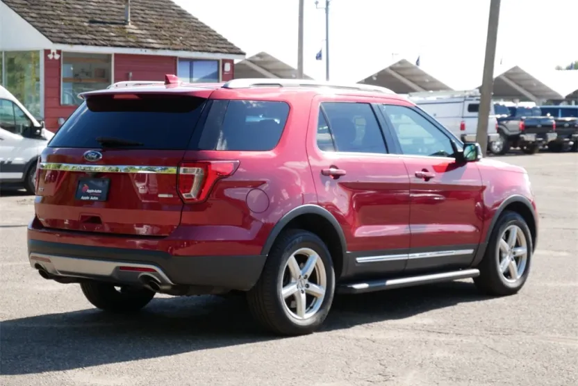 2016 Ford Explorer XLT photo 1