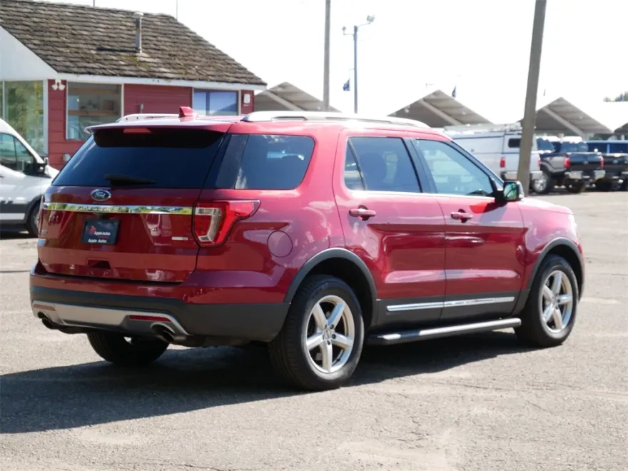2016 Ford Explorer XLT photo 1