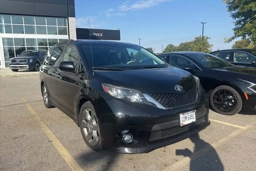 2014 Toyota Sienna SE photo 1