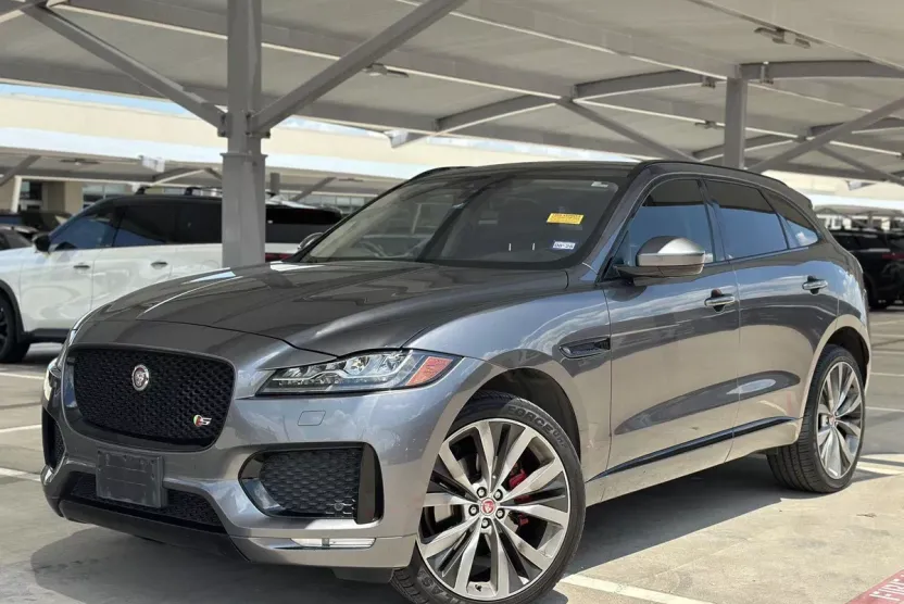 2019 Jaguar F-PACE S photo 1