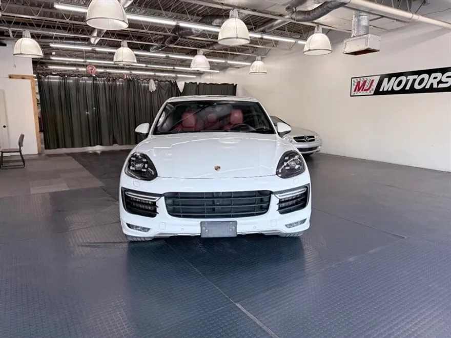 2016 Porsche Cayenne GTS photo 1