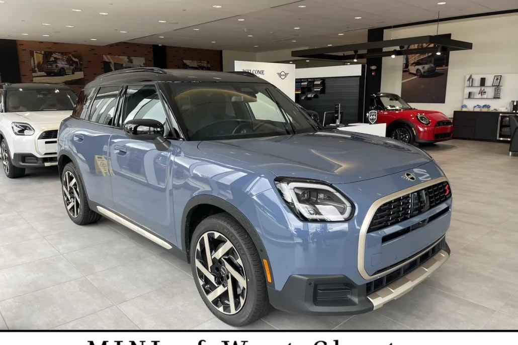 2025 Mini Cooper S ALL4 Iconic photo 1