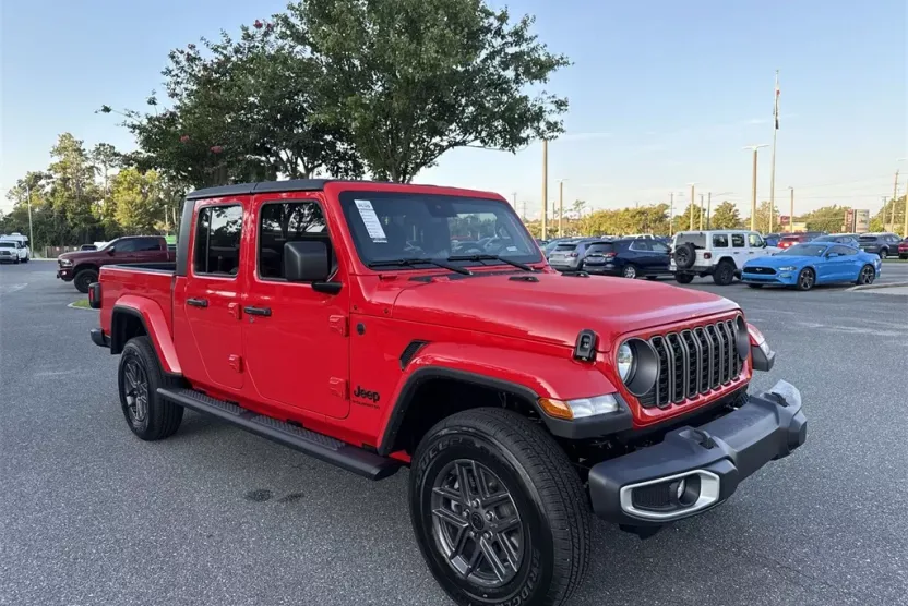 2025 Jeep Gladiator Sport S photo 1