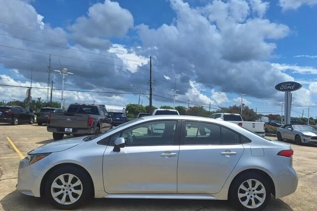 2021 Toyota Corolla LE photo 1