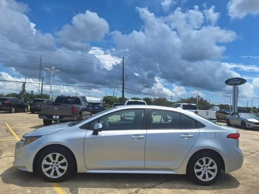 2021 Toyota Corolla LE photo 1