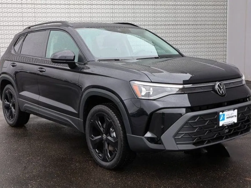 2025 Volkswagen Taos SE photo 1