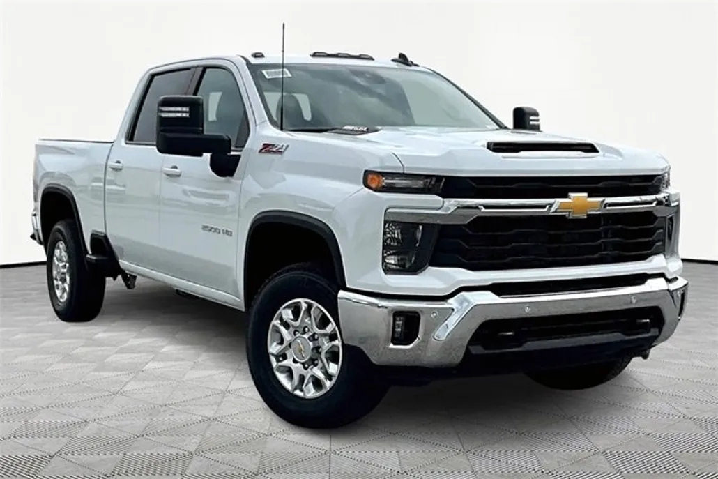 2025 Chevrolet Silverado LT photo 1